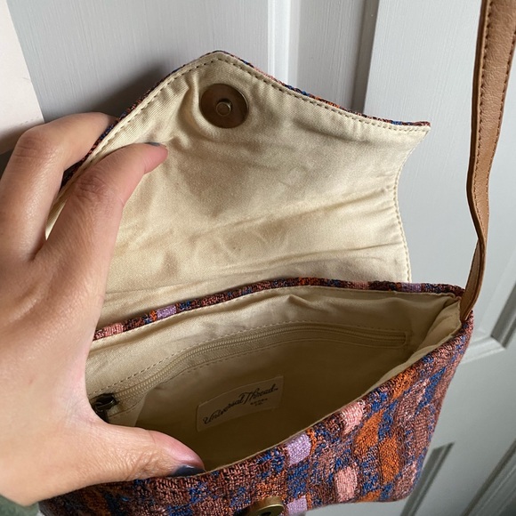 BRAND NEW universal thread crossbody bag - Picture 2 of 4
